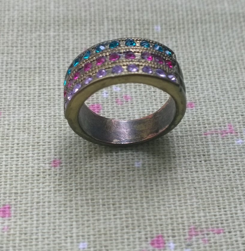 Ring, altgold, bunte Steine, Größe 17