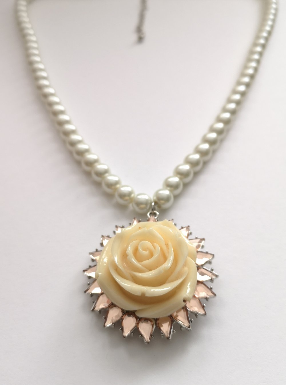 Perlenkette mit Blumenanhänger 3D