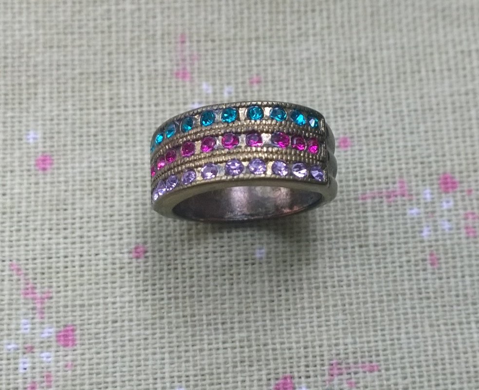 Ring, altgold, bunte Steine, Größe 17