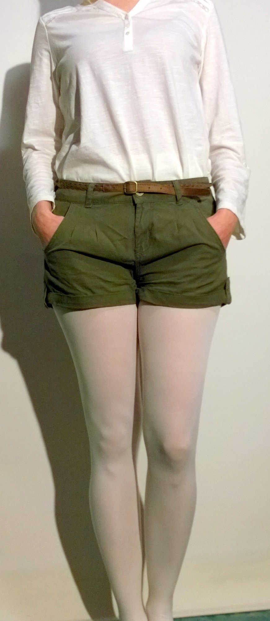  Shorts, Hotpants, Khaki mit Gürtel Gr.38