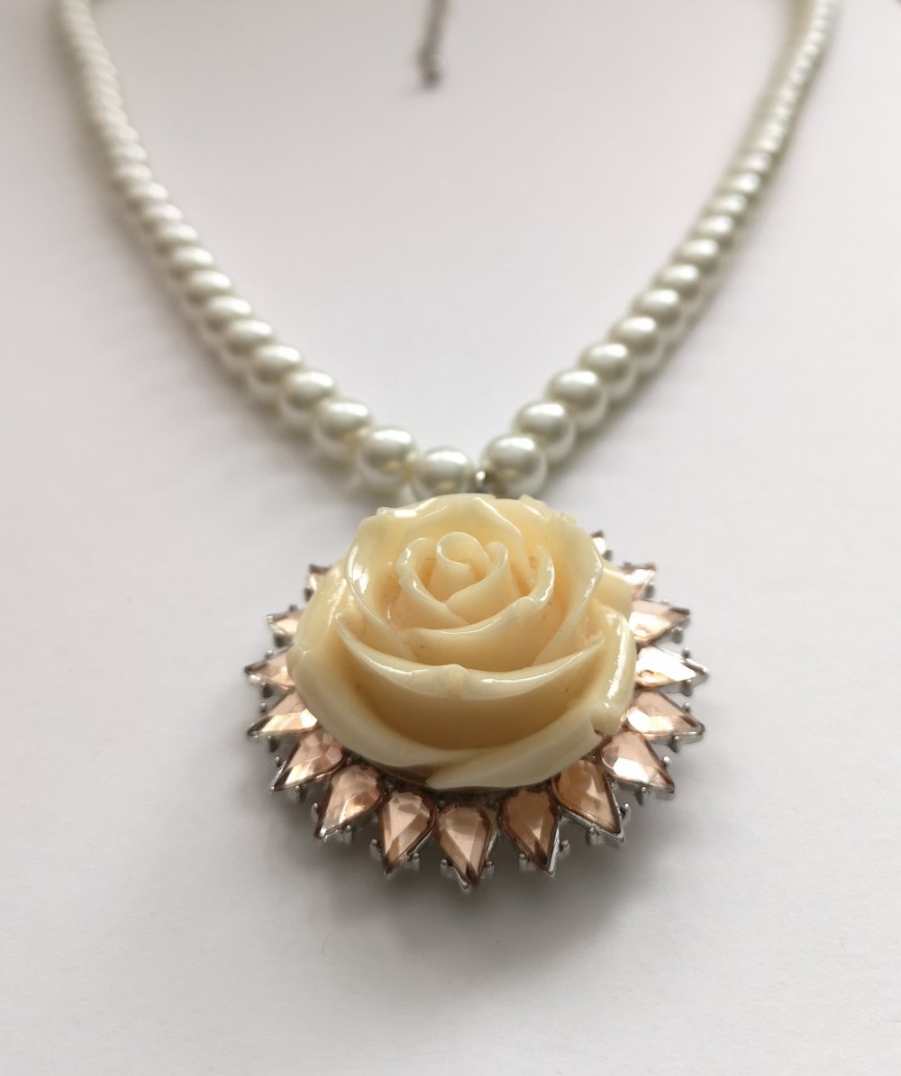 Perlenkette mit Blumenanhänger 3D