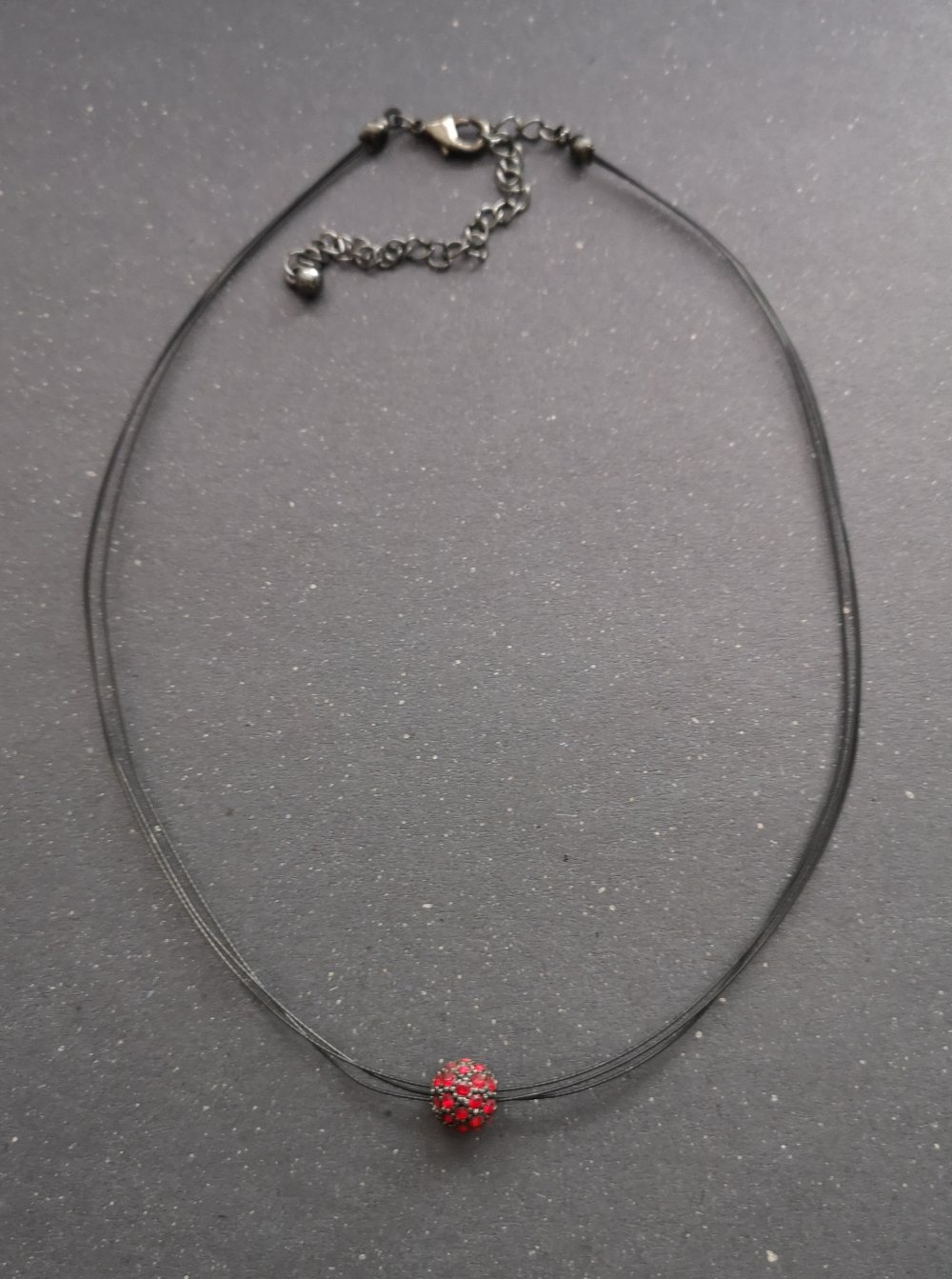  Drahtkette schwarz mit rotem Anhänger