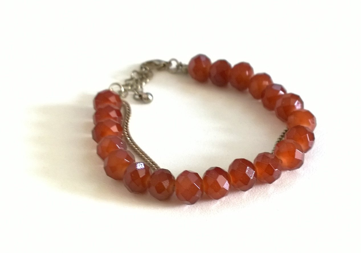 Armband mit braunen Steinen