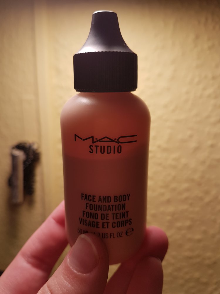 MAC Face and Body Foundation N3