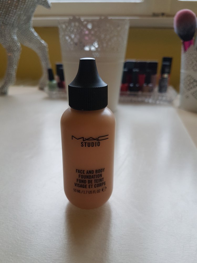 MAC Face and Body Foundation N3