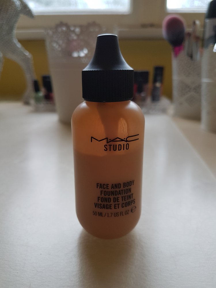 MAC Face and Body Foundation N3