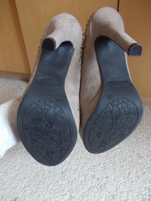 High Heels mit goldenem Strass