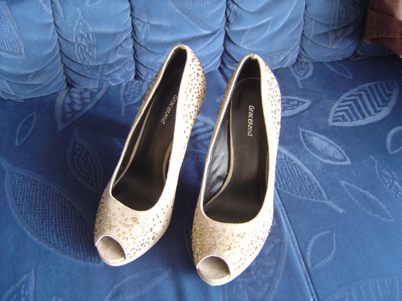 High Heels mit goldenem Strass