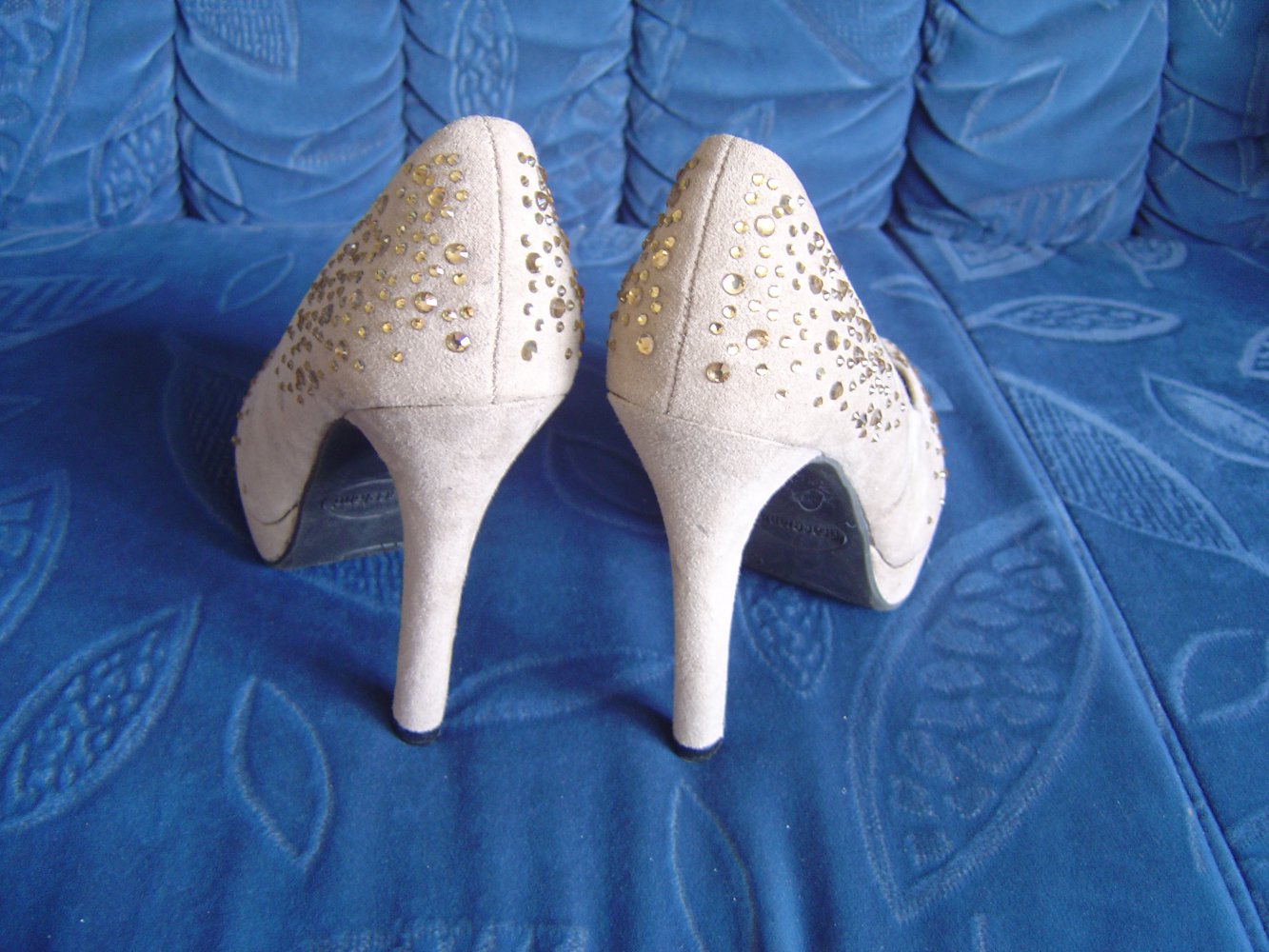 High Heels mit goldenem Strass