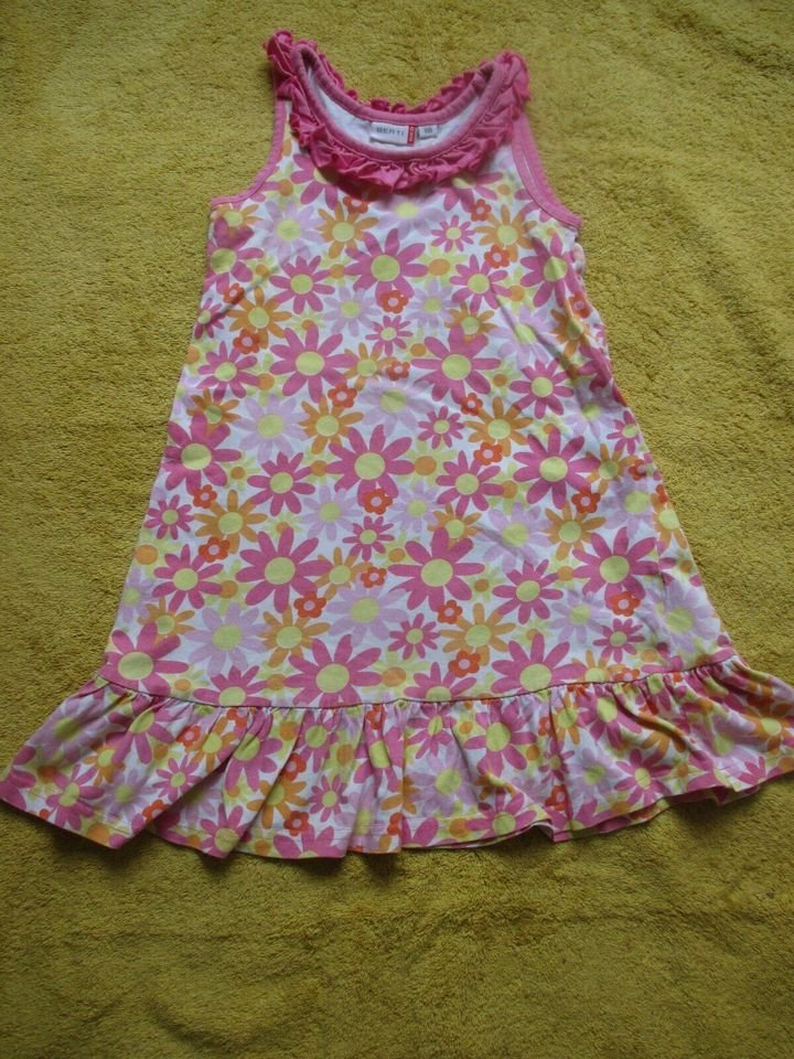 NEUw * Niedlich * Girls * Mädchen * Blumen * Blüten * Flower- Power * Kurzarm * Kleid 