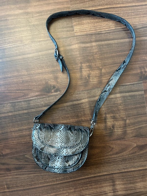 NA-KD Tasche mit Schlangenmuster 