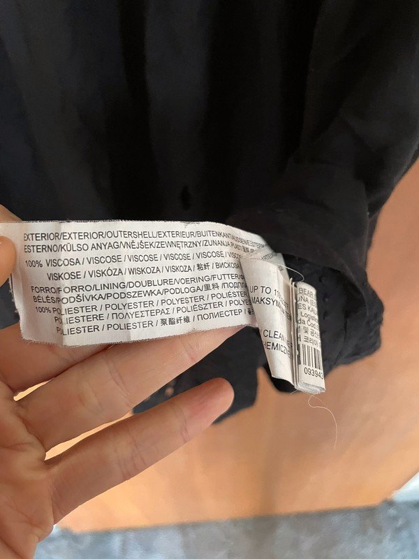 Schwarzes Kleid mit Spitzenmuster *Mengenrabatt*