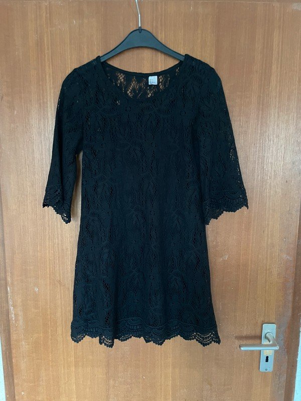 Schwarzes Spitzenkleid *Mengenrabatt*