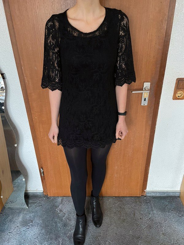 Schwarzes Spitzenkleid *Mengenrabatt*