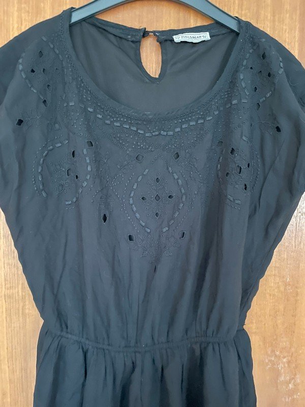 Schwarzes Kleid mit Spitzenmuster *Mengenrabatt*