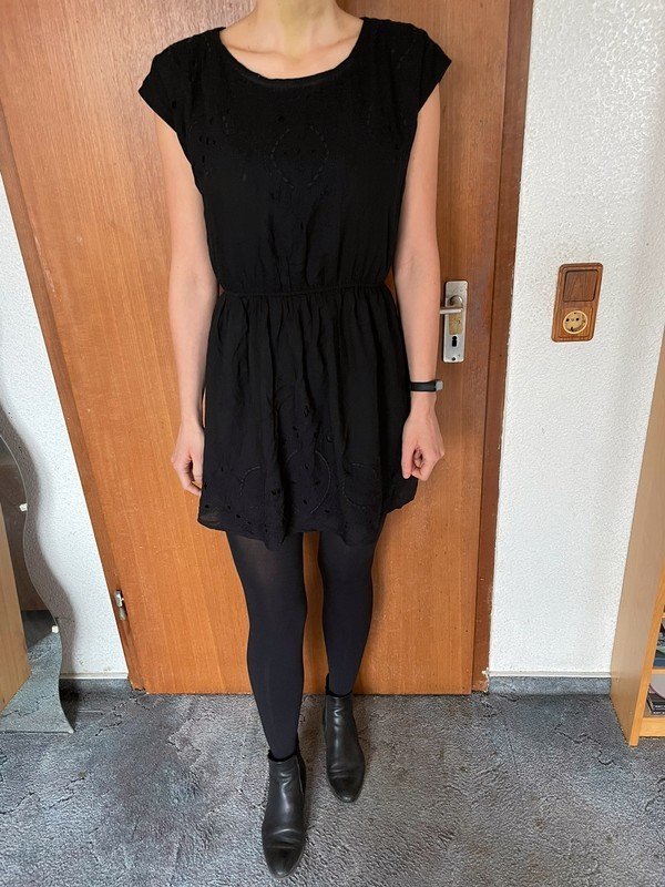 Schwarzes Kleid mit Spitzenmuster *Mengenrabatt*