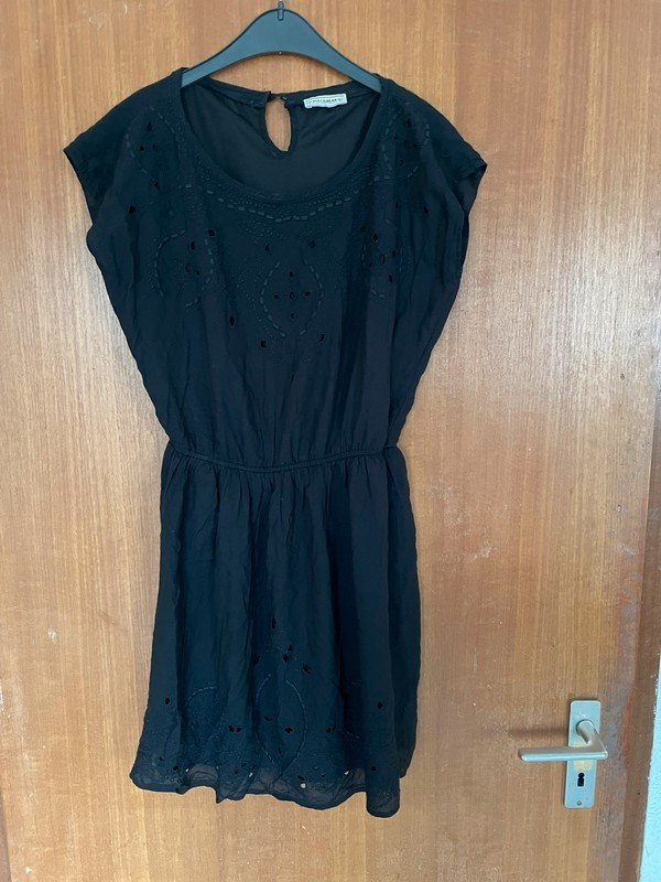 Schwarzes Kleid mit Spitzenmuster *Mengenrabatt*