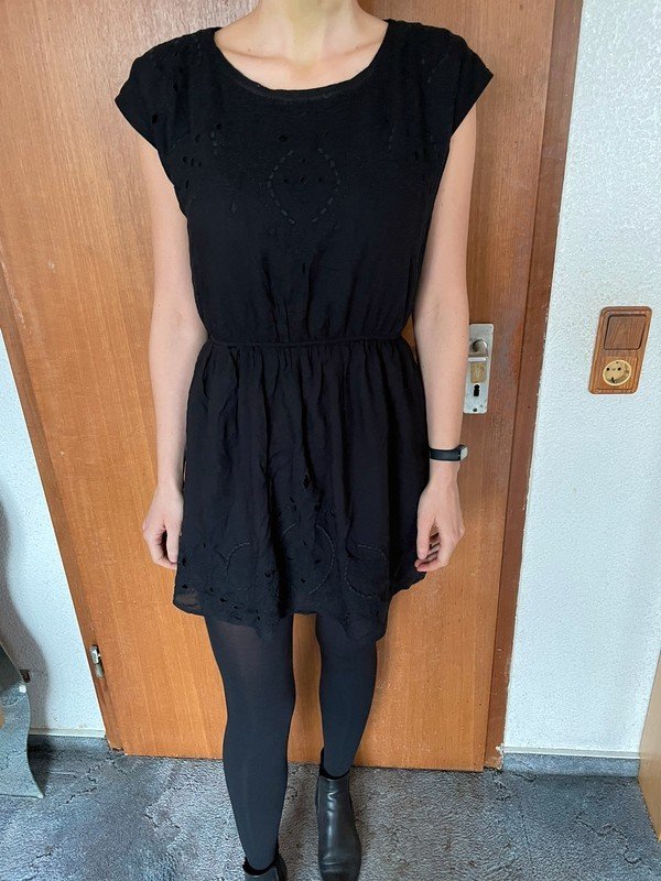 Schwarzes Kleid mit Spitzenmuster *Mengenrabatt*