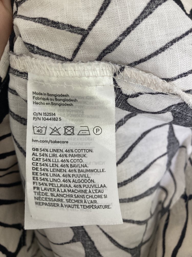 Gr. L schönes Kleid mit grafischen Muster