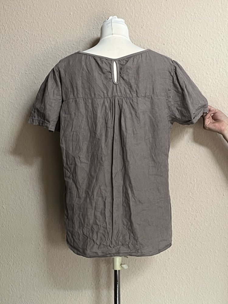 Made in Italy Leinen Top Gr.XXL mit Spitzenbesatz Farbe Taupe, Kurzarm Bluse aus festem Leinen mit kleinem Cut Out am Rücken