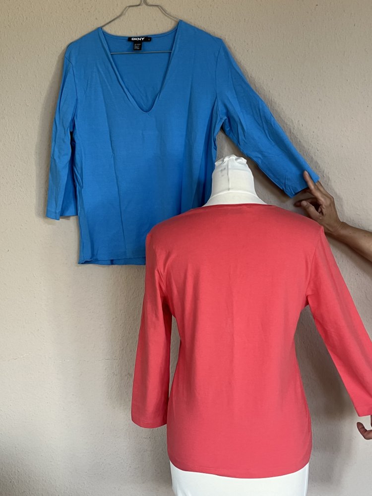 2 Shirts DKNY + Via Appia 3/4 Arm mit V-Ausschnitt Gr.L Dunkel Rose und Mittelblau