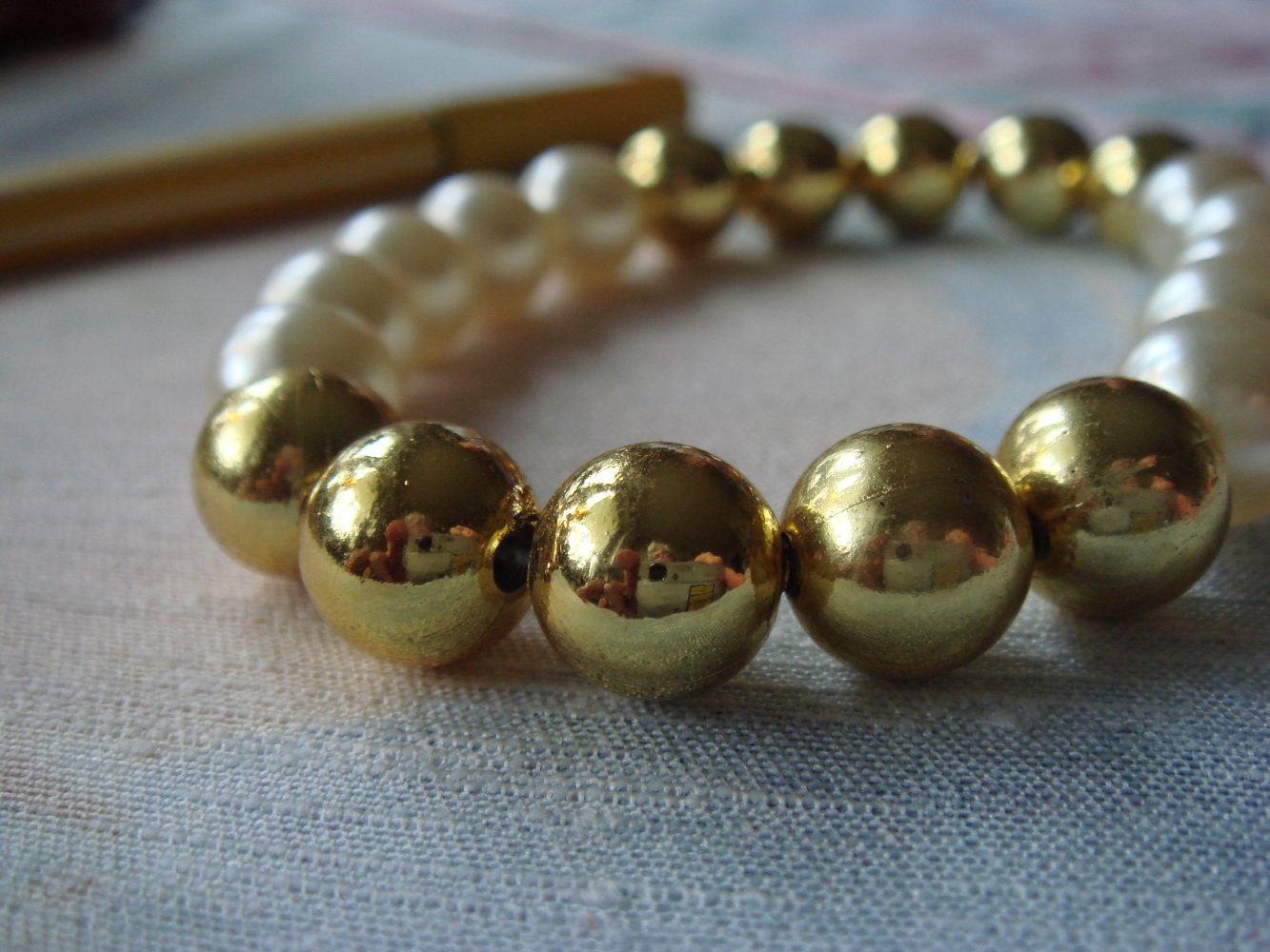 Armband Perlen creme schillernd und  goldig - Modeschmuck - neu