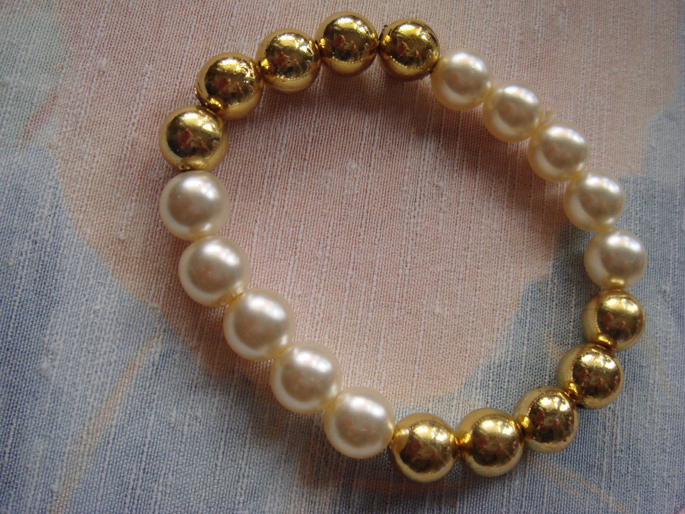 Armband Perlen creme schillernd und  goldig - Modeschmuck - neu