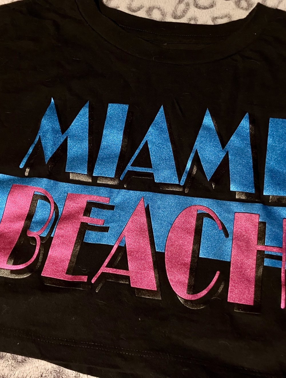 Crop Top mit Metallic „Miami Beach“ Print | Gr.S