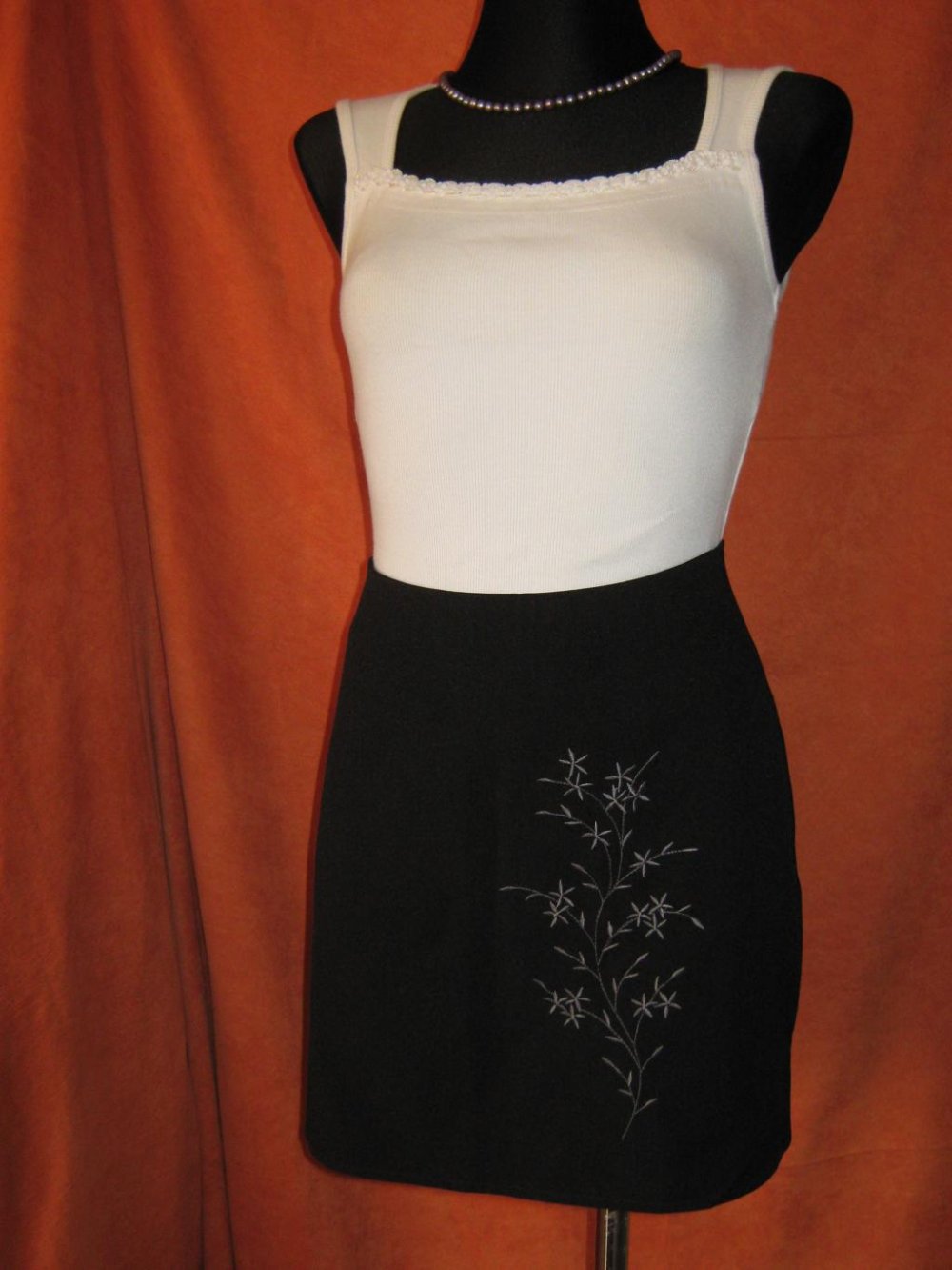 NEUw * Sexy * DESIGNER * Mikro * Mini * Go- Go * Rock mit Blumen * Blüten * Stickerei * Gr. 32- 34/ XS * schwarz * Gothic *