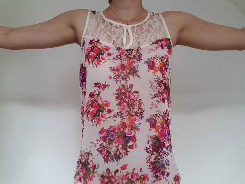 NEU * Bohème * Boho * Festival * Hippie * Style * Rosen * Blüten * Flower * Lace- Spitzen Einsatz * Baby- Doll Style * Ärmelloses * Seiden Chiffon * Blusen * Top 