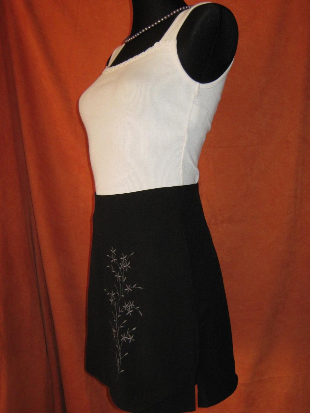 NEUw * Sexy * DESIGNER * Mikro * Mini * Go- Go * Rock mit Blumen * Blüten * Stickerei * Gr. 32- 34/ XS * schwarz * Gothic *