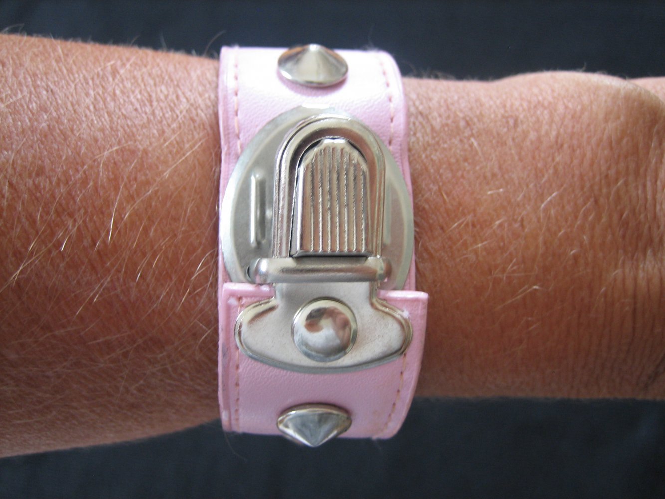 Supercooles Armband in Rose, aufwändig mit lässigem Koffer-Verschluß!