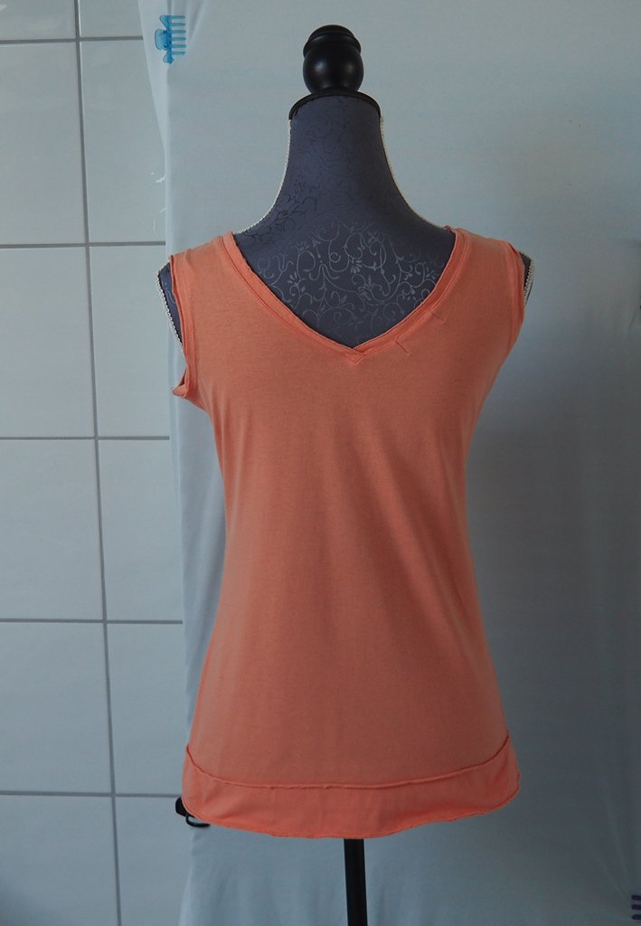 Orangenes Tanktop mit Schrift und V-Ausschnitt