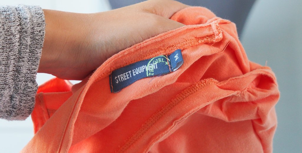 Orangenes Tanktop mit Schrift und V-Ausschnitt