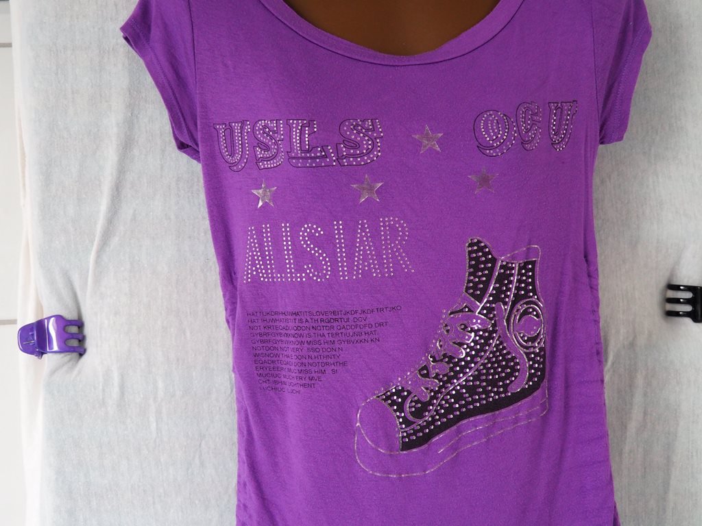 Lila Hänger T-Shirt mit Turnschuh