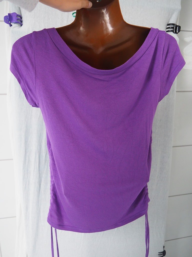 Lila Hänger T-Shirt mit Turnschuh