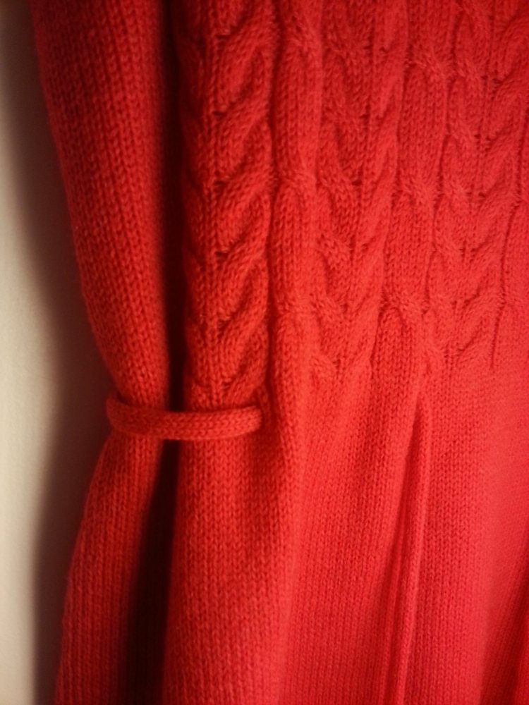 schönes rotes Strickkleid