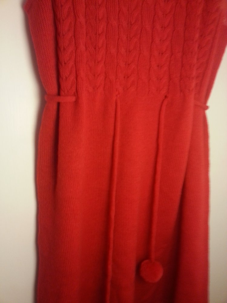 schönes rotes Strickkleid