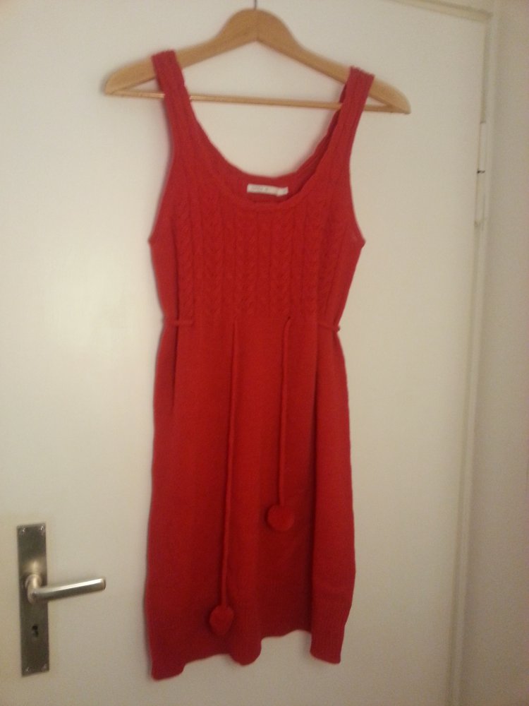 schönes rotes Strickkleid
