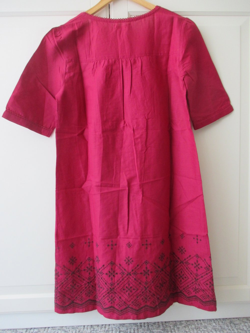 Baumwollkleidchen, bordeauxrot mit Print und Stickerei, Neu mit Etikett, 3 suisses collection, Kurzarm, ovp