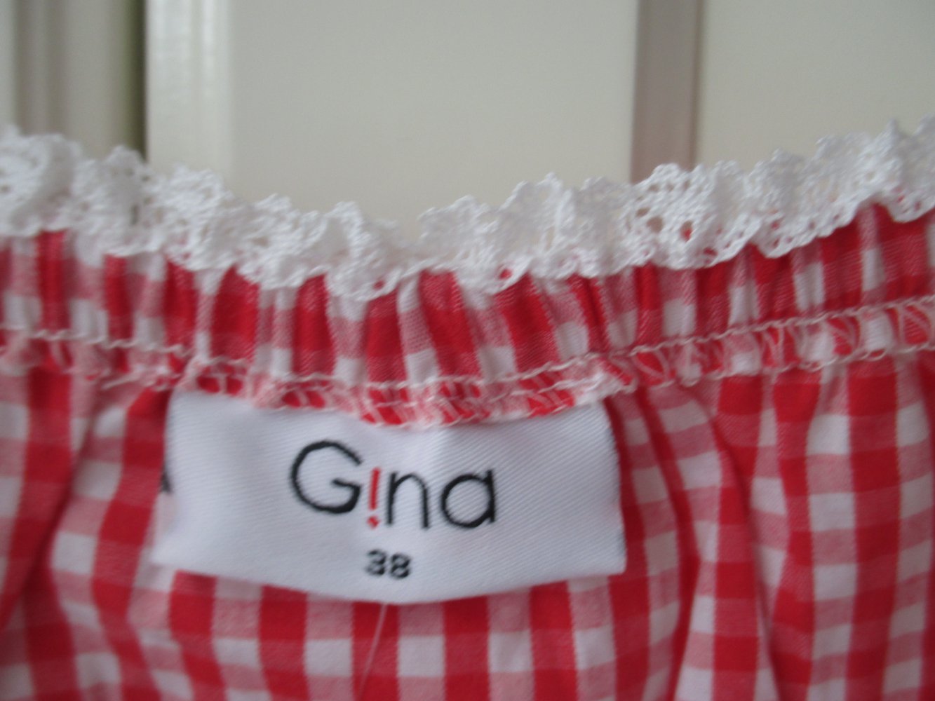 Trachtenbluse im typischem rot - weiß karierten Stil, weiße Rüschen & Bordüren, Gr. 38, neu mit Etikett