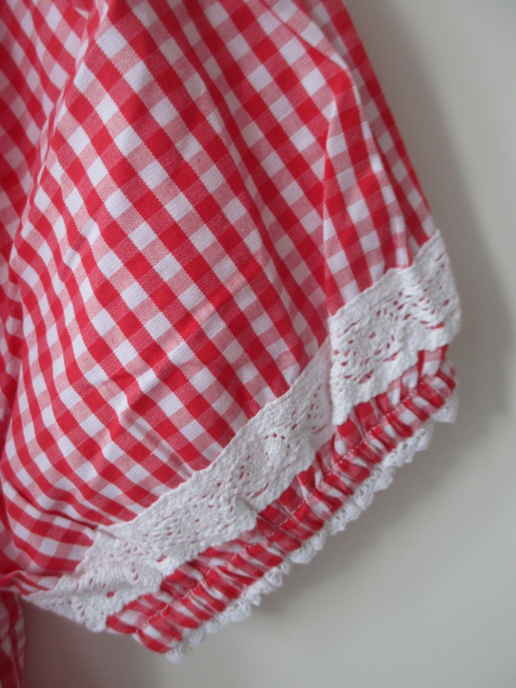 Trachtenbluse im typischem rot - weiß karierten Stil, weiße Rüschen & Bordüren, Gr. 38, neu mit Etikett