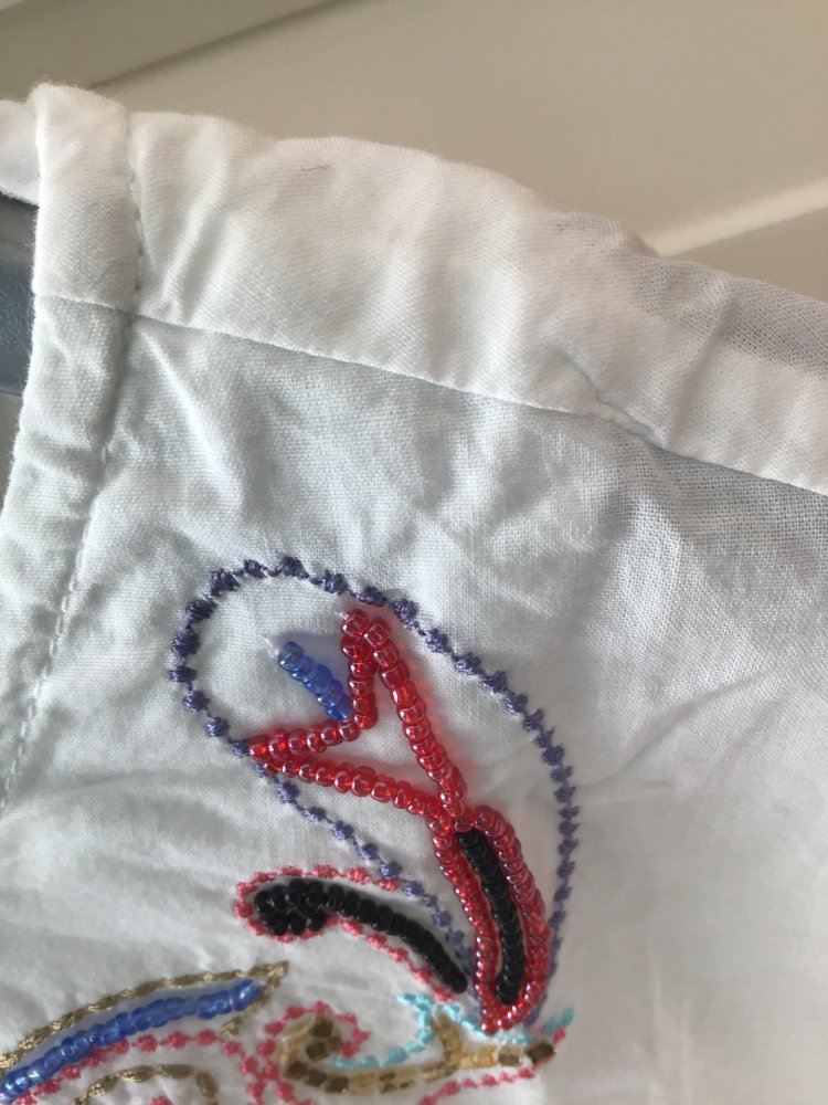 Weiße Tunika mit kunterbunter Paillettenstickereien 