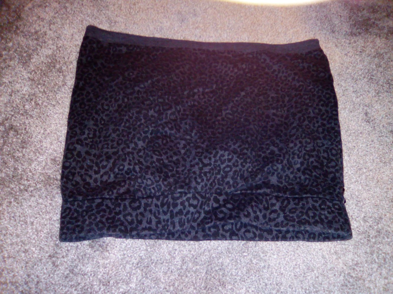 Minirock mit Leopardenmuster und Nieten