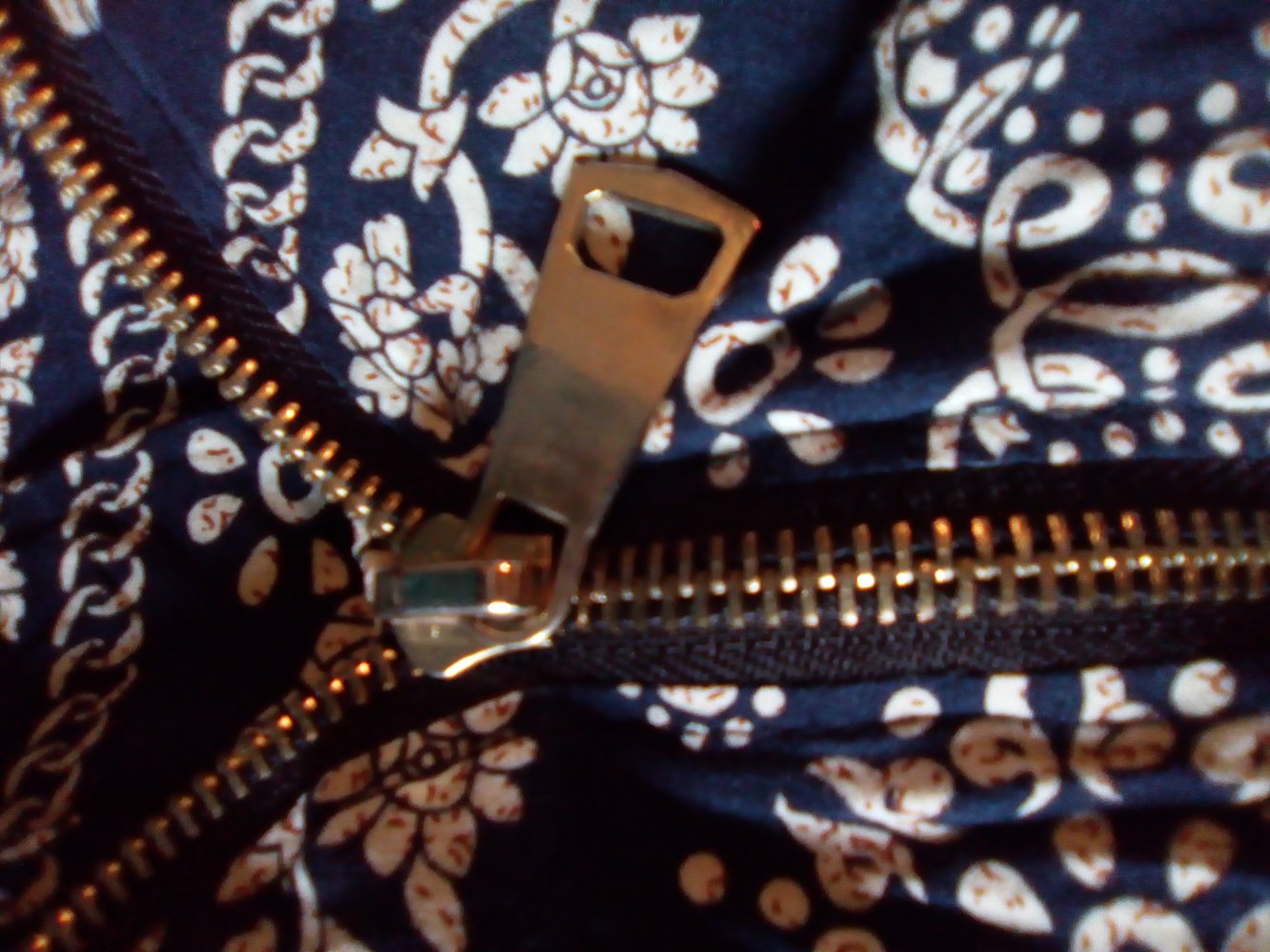 Sommerliches Top mit Elefanten und Reißverschluss