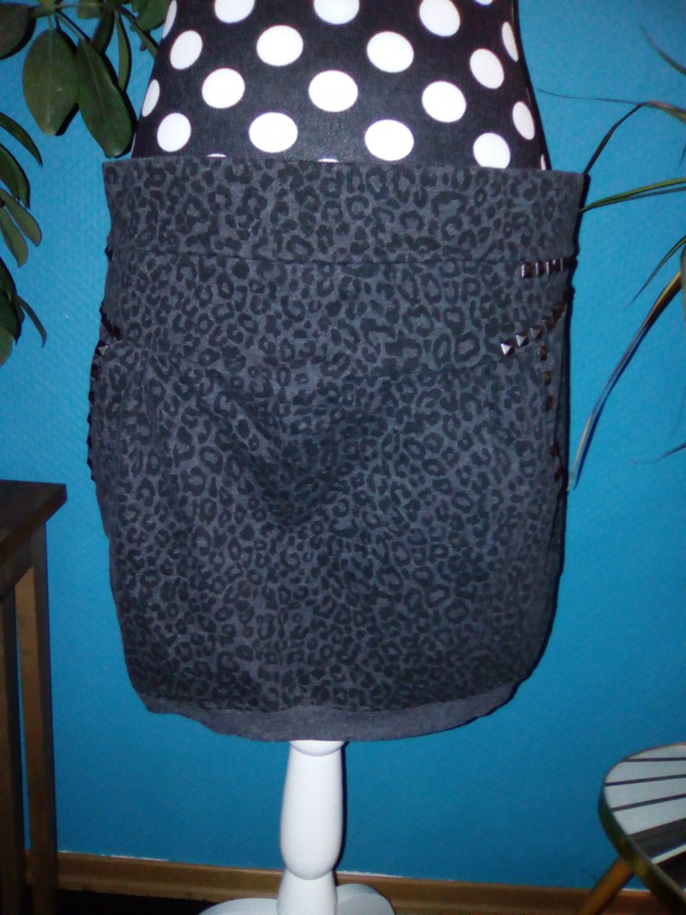 Minirock mit Leopardenmuster und Nieten