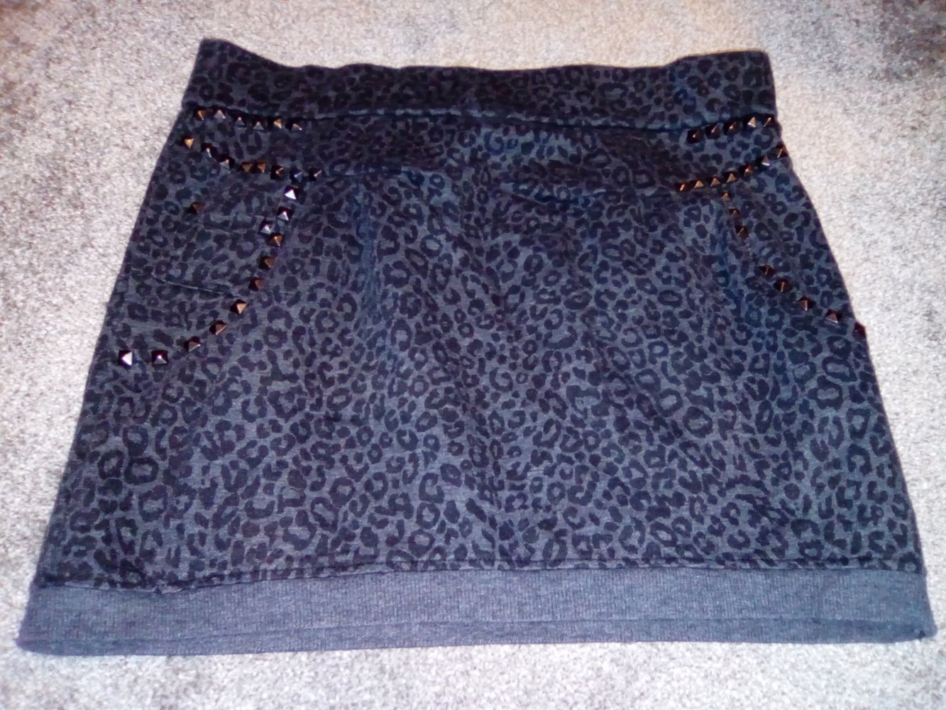 Minirock mit Leopardenmuster und Nieten