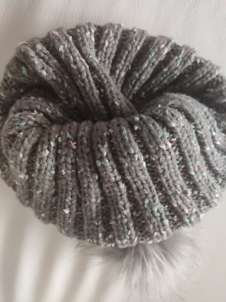 Graue Strickmütze mit Bommel 
