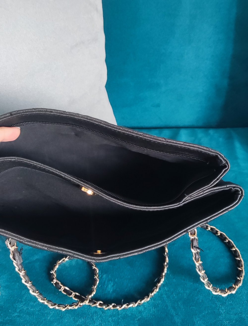 Schwarze Handtasche mit Steppoptik