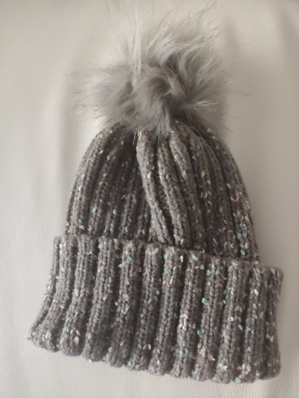 Graue Strickmütze mit Bommel 